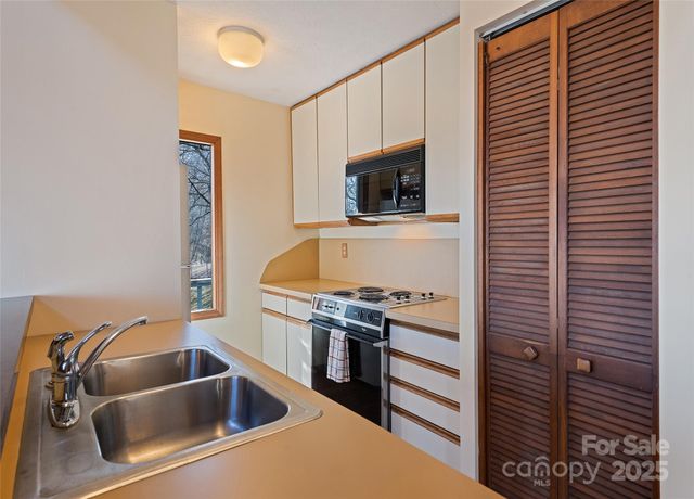 1350 Davis Mountain Road, Hendersonville, NC 28739