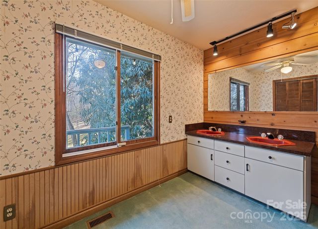 1350 Davis Mountain Road, Hendersonville, NC 28739