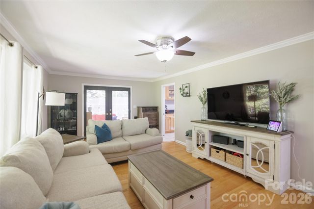 137 E Whisperwood Circle, Hendersonville, NC 28791