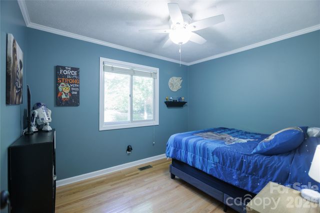 137 E Whisperwood Circle, Hendersonville, NC 28791