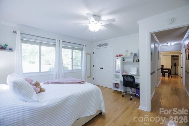 137 E Whisperwood Circle, Hendersonville, NC 28791