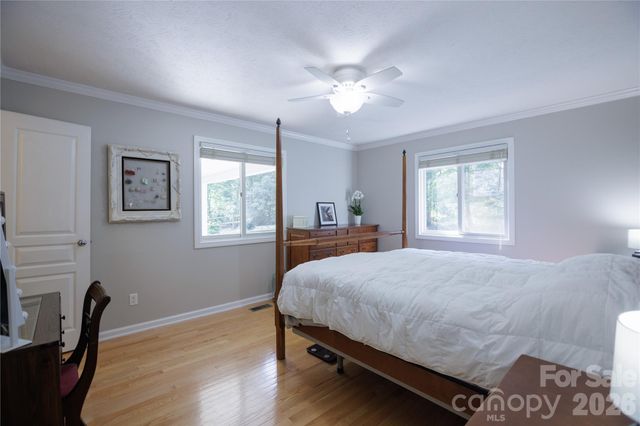 137 E Whisperwood Circle, Hendersonville, NC 28791