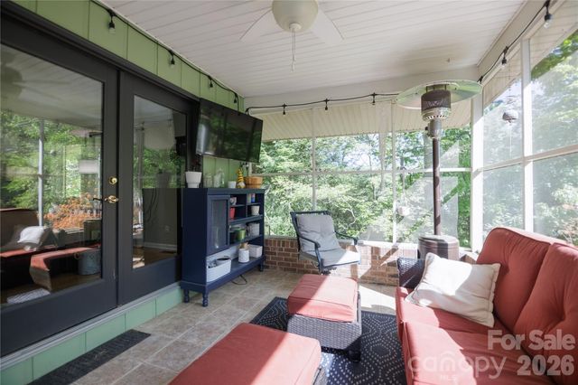 137 E Whisperwood Circle, Hendersonville, NC 28791