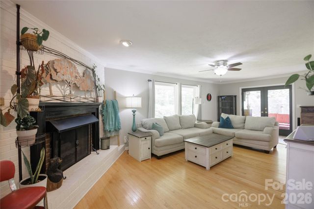 137 E Whisperwood Circle, Hendersonville, NC 28791