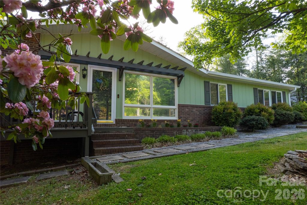 137 E Whisperwood Circle, Hendersonville, NC 28791