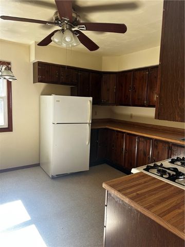 2179 Woodbine Dr, Hermitage, PA 16148