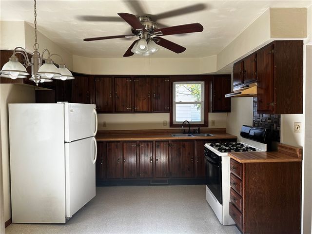 2179 Woodbine Dr, Hermitage, PA 16148