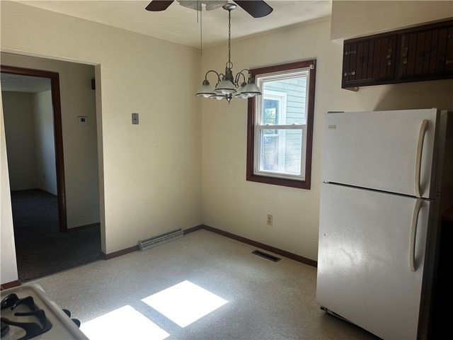 2179 Woodbine Dr, Hermitage, PA 16148