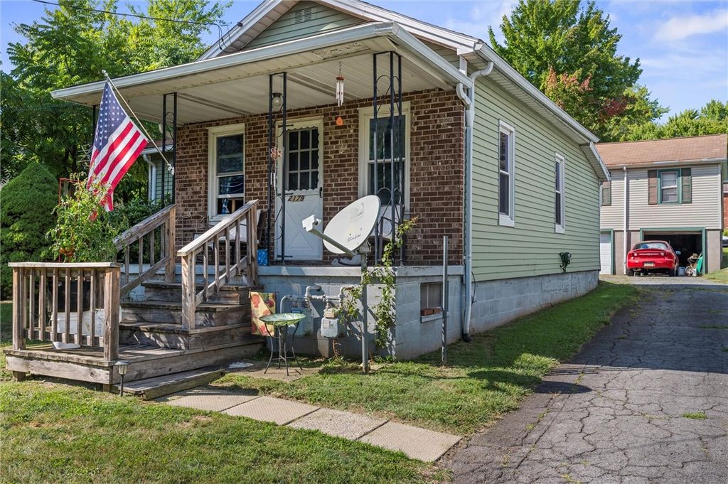 2179 Woodbine Dr, Hermitage, PA 16148