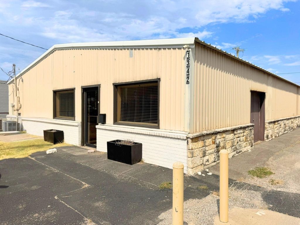 1342 E US Highway 377, Granbury, TX 76048 — exterior