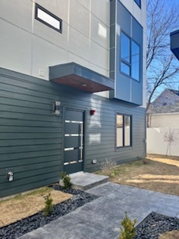 7453 WASHINGTON Street, Forest Park, IL 60130