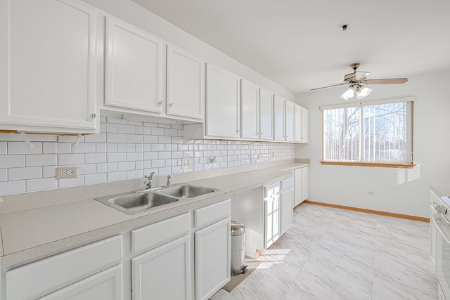 881 N Swift Road 206, Addison, IL 60101