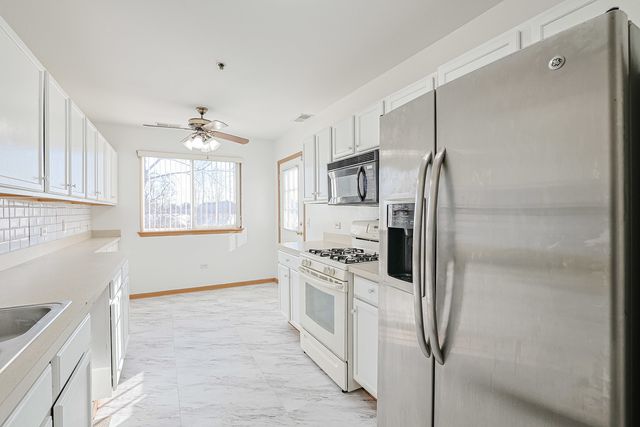 881 N Swift Road 206, Addison, IL 60101