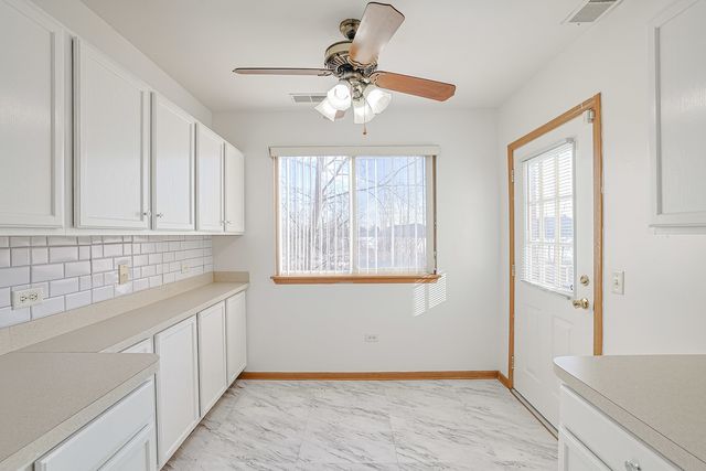 881 N Swift Road 206, Addison, IL 60101