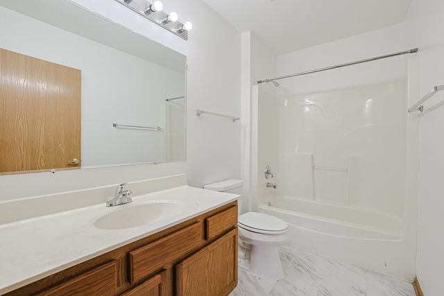 881 N Swift Road 206, Addison, IL 60101