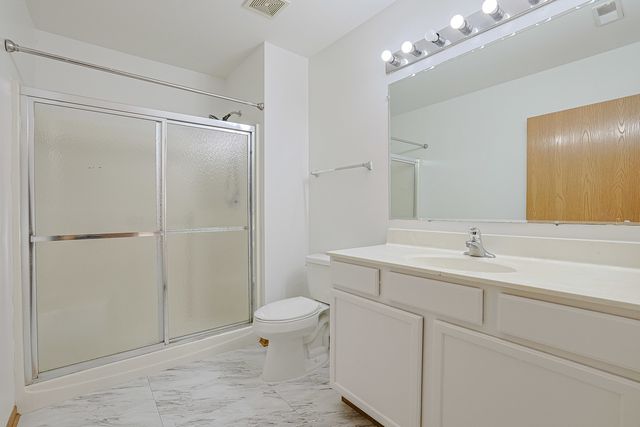 881 N Swift Road 206, Addison, IL 60101