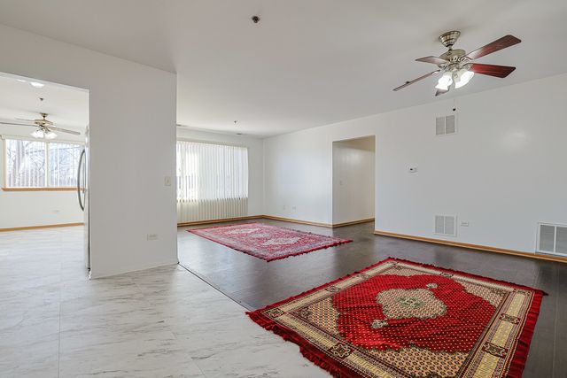 881 N Swift Road 206, Addison, IL 60101