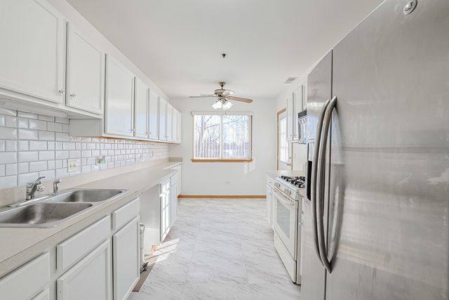 881 N Swift Road 206, Addison, IL 60101