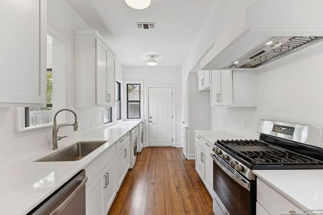 122 E Norwood Ct, San Antonio, TX 78212