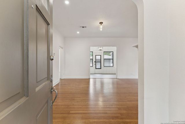 122 E Norwood Ct, San Antonio, TX 78212