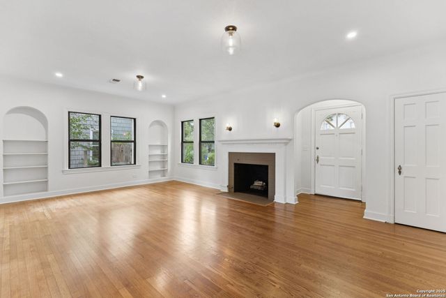 122 E Norwood Ct, San Antonio, TX 78212