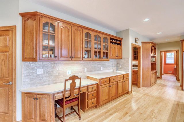 W36 Oakwood DRIVE, Delafield, WI 53018