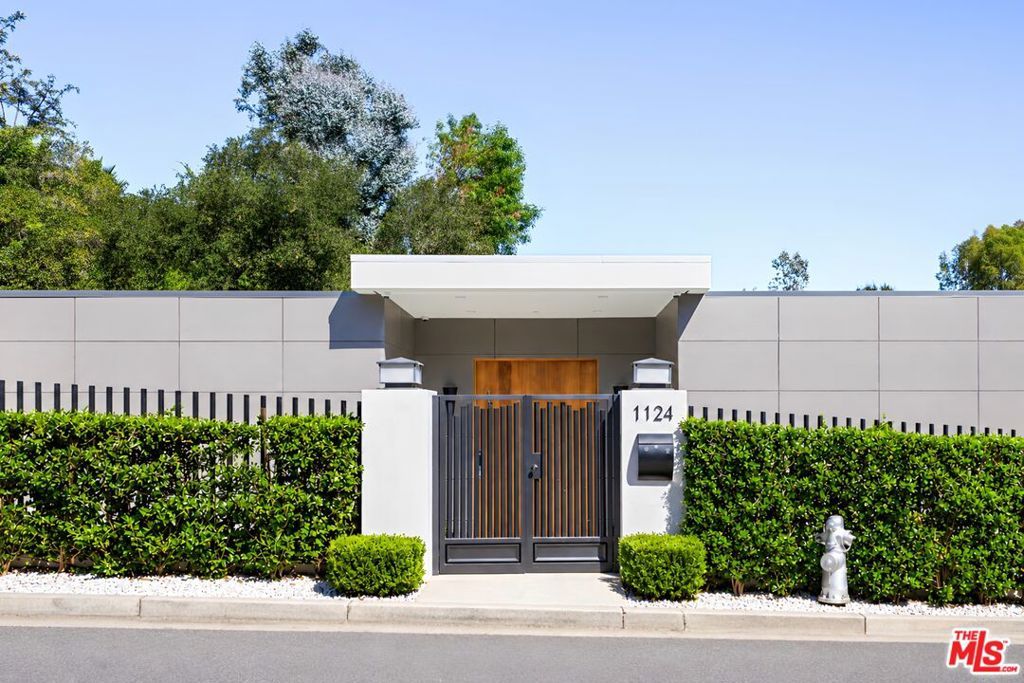 1124 Summit Drive, Beverly Hills, CA 90210 — exterior