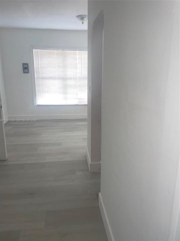 1552 SW 2nd St 12, Miami, FL 33135