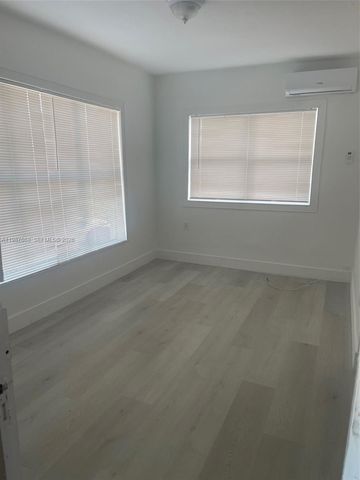 1552 SW 2nd St 12, Miami, FL 33135