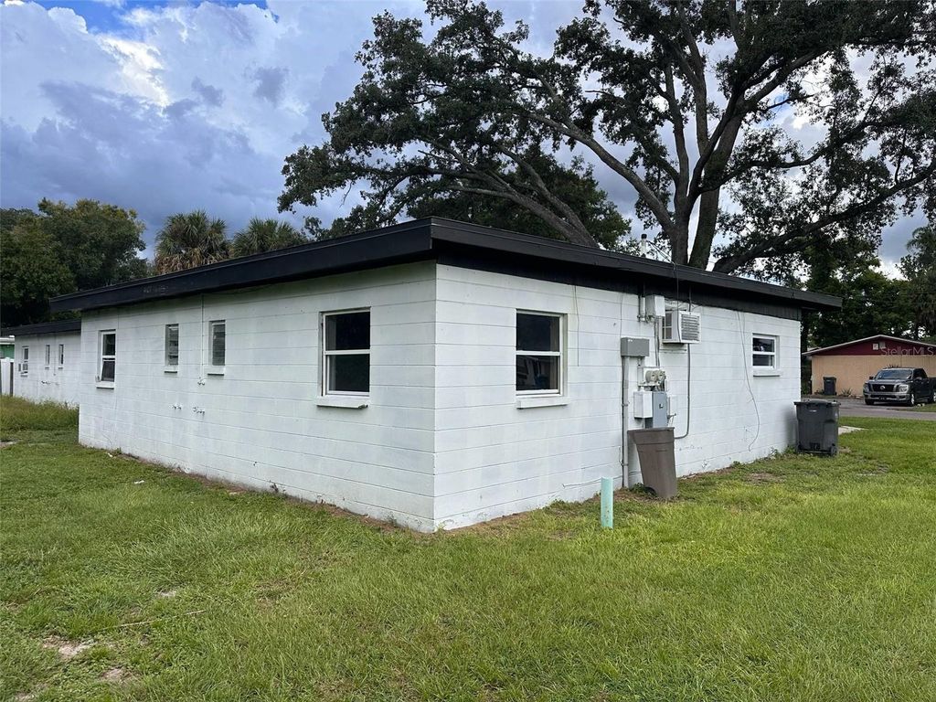 Image 17 of property listing at 919 E 122ND AVENUE, Tampa, FL 33612