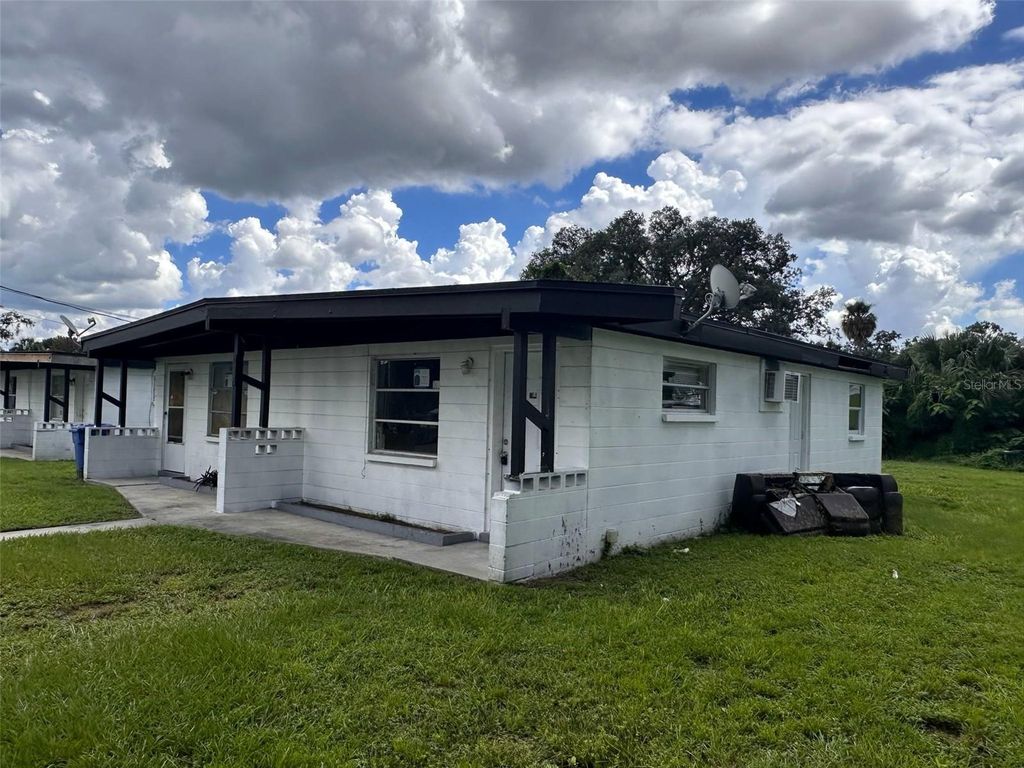 Image 8 of property listing at 919 E 122ND AVENUE, Tampa, FL 33612