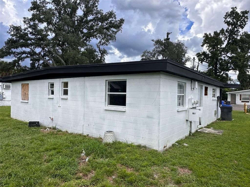 Image 9 of property listing at 919 E 122ND AVENUE, Tampa, FL 33612