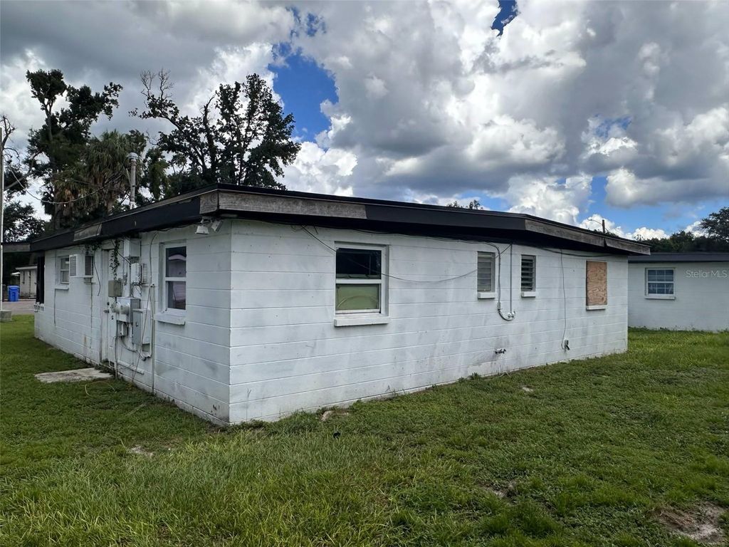 Image 10 of property listing at 919 E 122ND AVENUE, Tampa, FL 33612