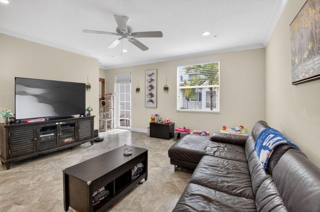 1252 Via De Fossi, Boynton Beach, FL 33426