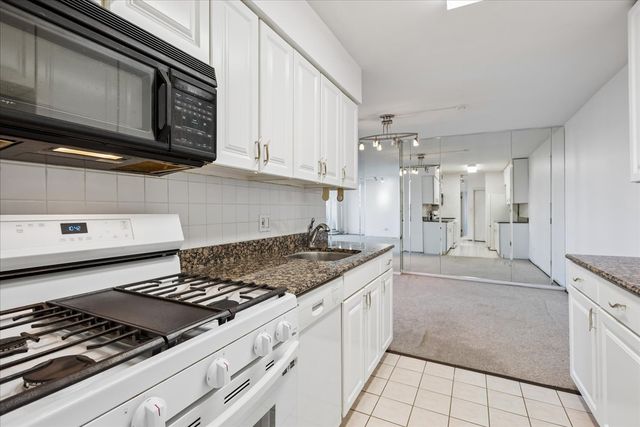 20 N Tower Road 6A, Oak Brook, IL 60523