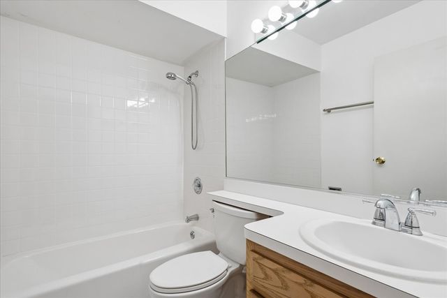 20 N Tower Road 6A, Oak Brook, IL 60523