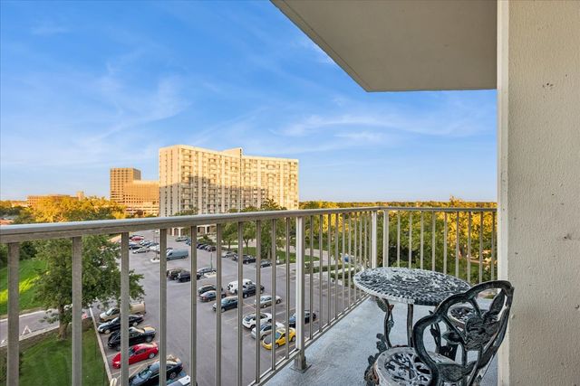 20 N Tower Road 6A, Oak Brook, IL 60523