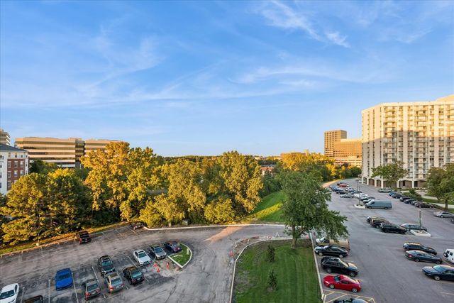 20 N Tower Road 6A, Oak Brook, IL 60523