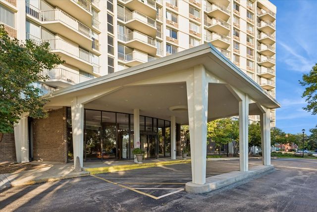 20 N Tower Road 6A, Oak Brook, IL 60523