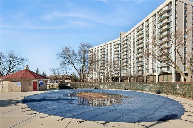 20 N Tower Road 6A, Oak Brook, IL 60523