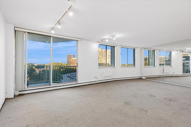 20 N Tower Road 6A, Oak Brook, IL 60523