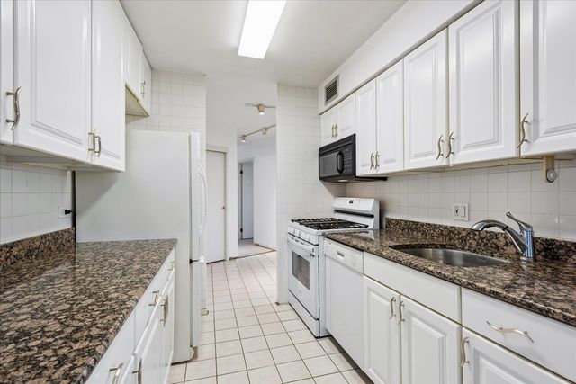 20 N Tower Road 6A, Oak Brook, IL 60523