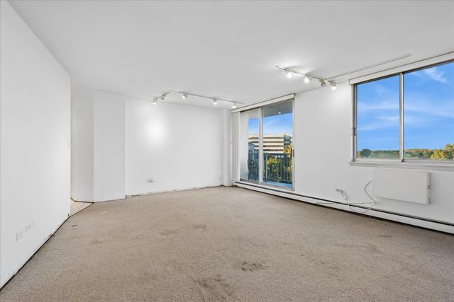 20 N Tower Road 6A, Oak Brook, IL 60523