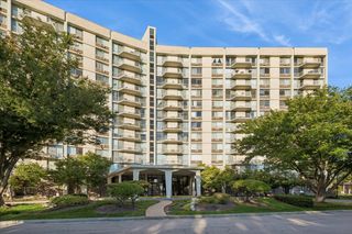 20 N Tower Road 6A, Oak Brook, IL 60523