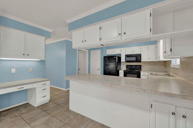 1302 S Mesquite Avenue, New Braunfels, TX 78130