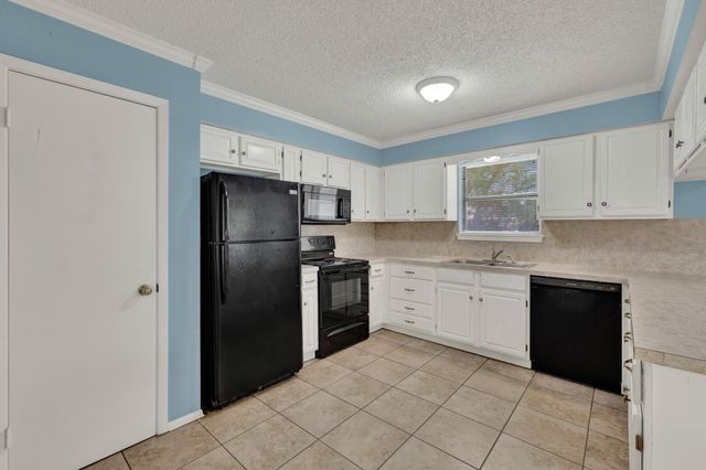 1302 S Mesquite Avenue, New Braunfels, TX 78130