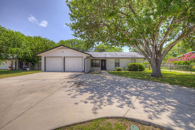 1302 S Mesquite Avenue, New Braunfels, TX 78130