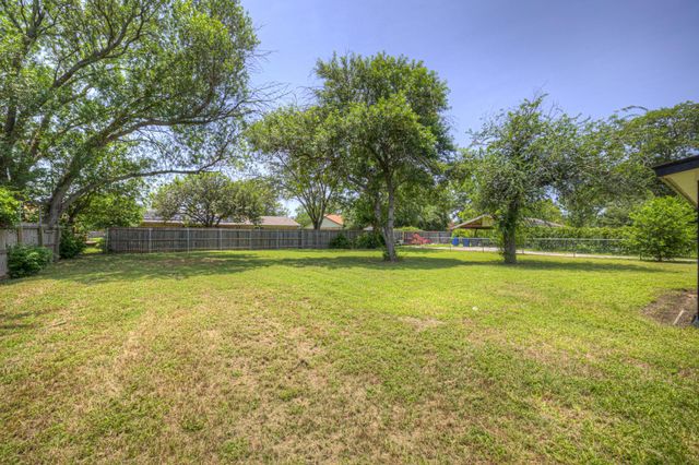1302 S Mesquite Avenue, New Braunfels, TX 78130