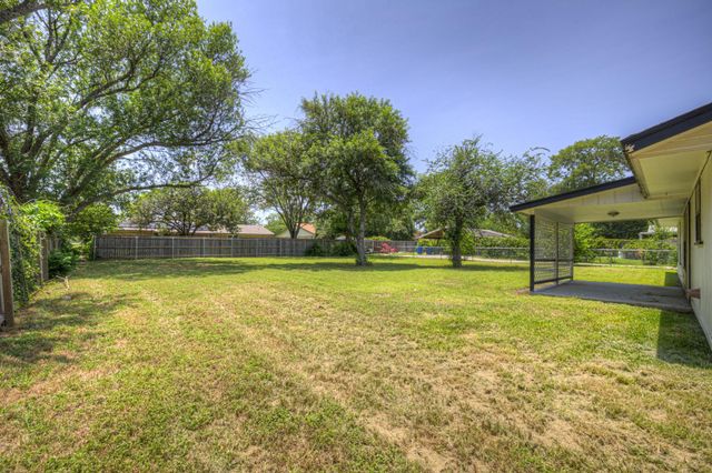 1302 S Mesquite Avenue, New Braunfels, TX 78130