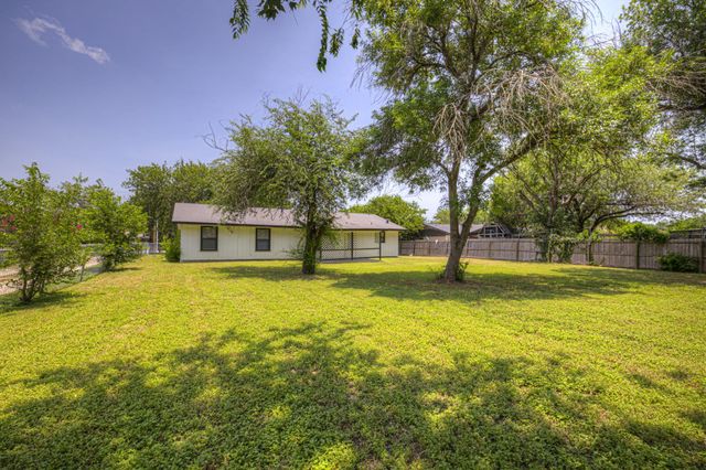 1302 S Mesquite Avenue, New Braunfels, TX 78130